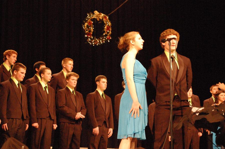 Senior+Hannah+Thill+and+Junior+Ethan+Bradshaw+sing+a+duet+together.