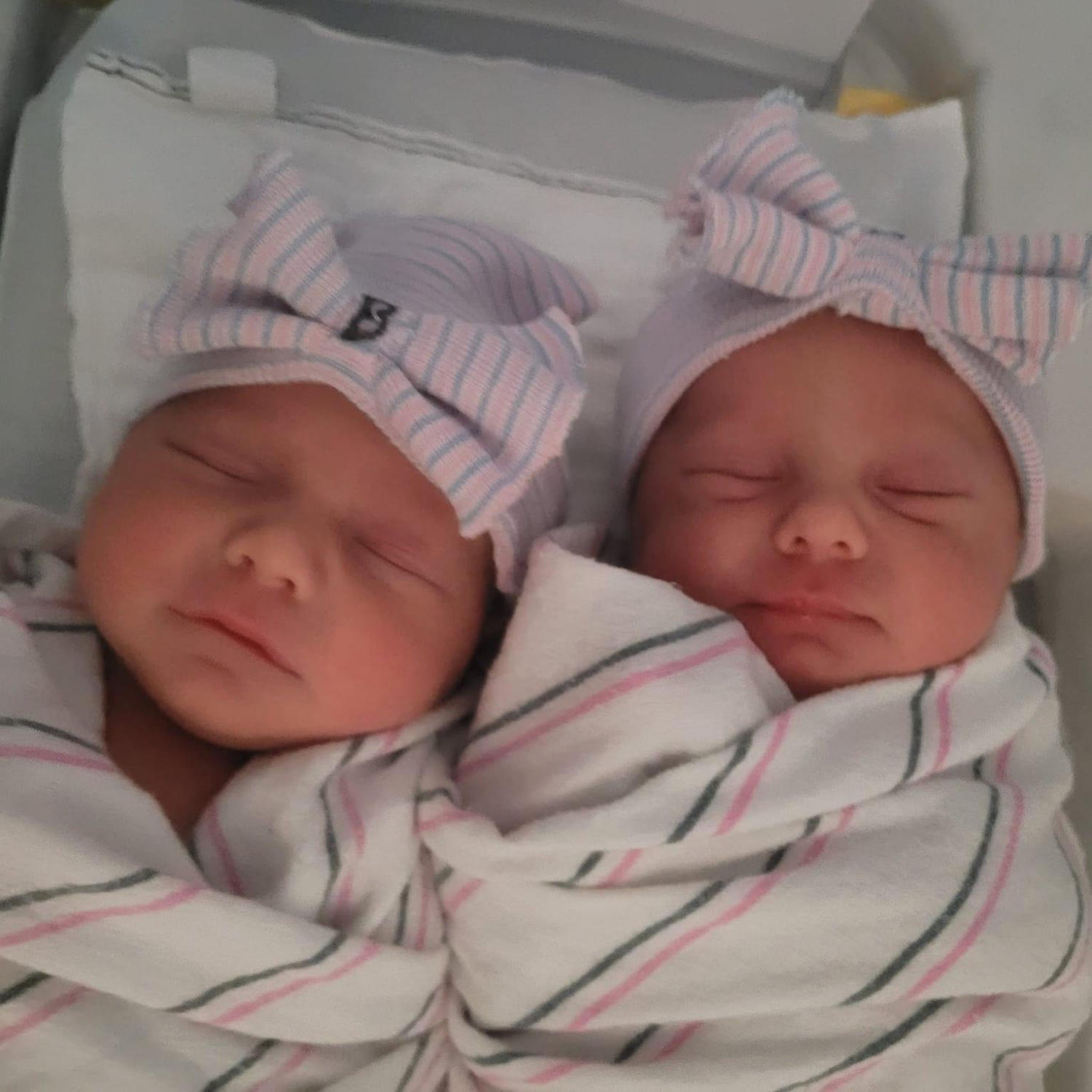Harkness’s twins smile
for a photo together
shortly after being born. The girls were born on March 2.