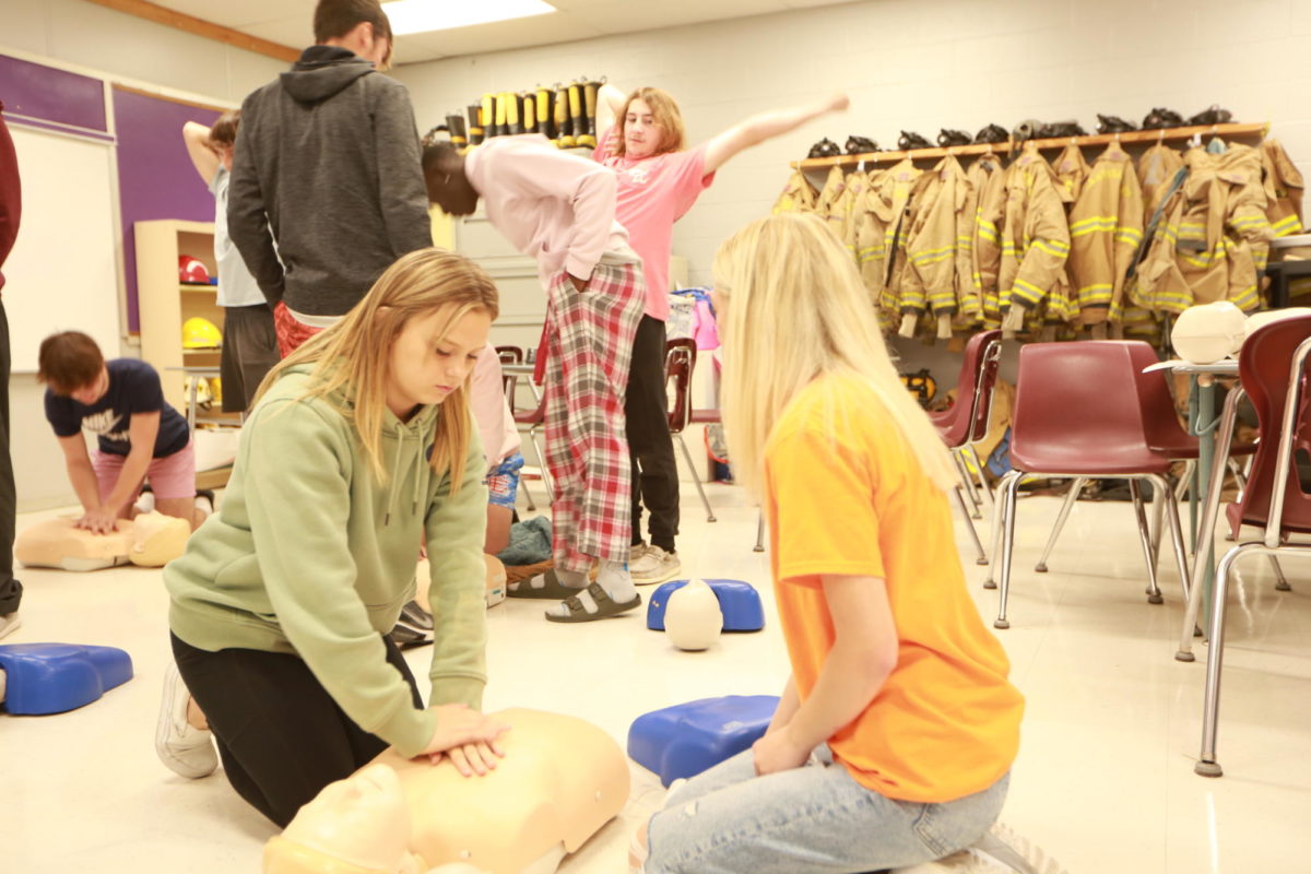 Sophomore Kailynn Larimore practices CPR.