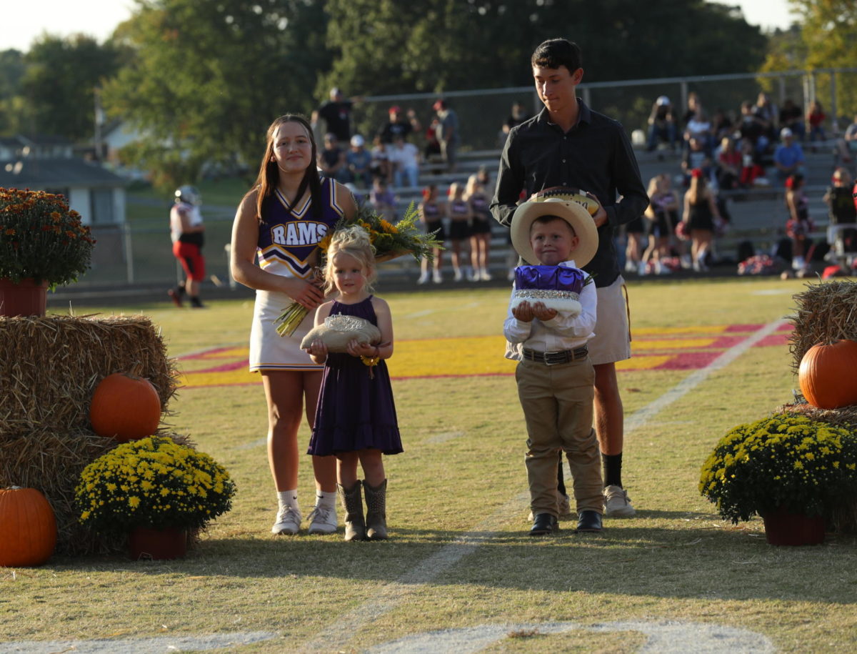 Eleanor Dittmer and Christian Fleenor wait to crown the royalty.