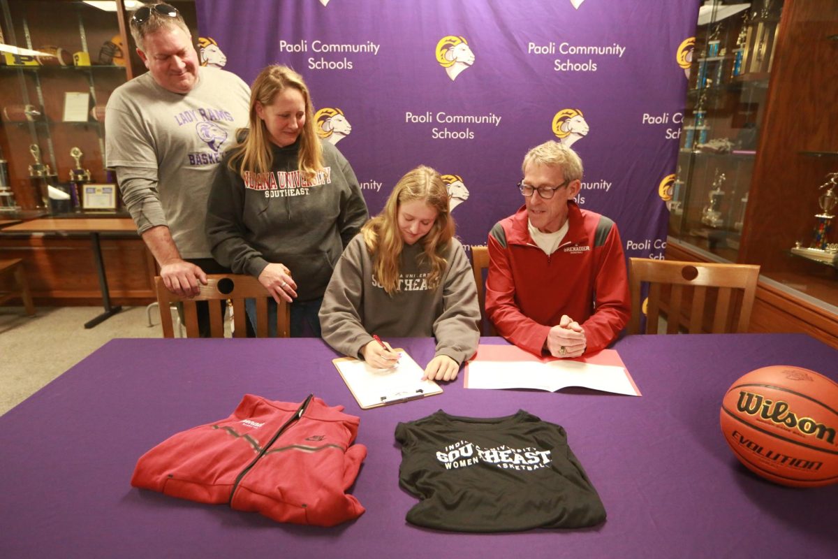 Senior+Carley+Higgins+signs+on+to+play+for+the+Indiana+University+Southeast+Women%E2%80%99s+Basketball+team.+Higgins+signs+on+with+support+from+her+parents+Melissa+and+Chris+Higgins+and+IUS+coach+Robin+Farris.