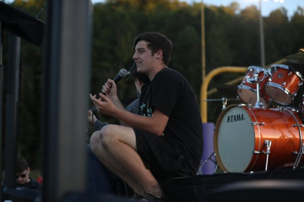 Cannon Lambdin speaks to students at the 2024 Fields of Faith. 