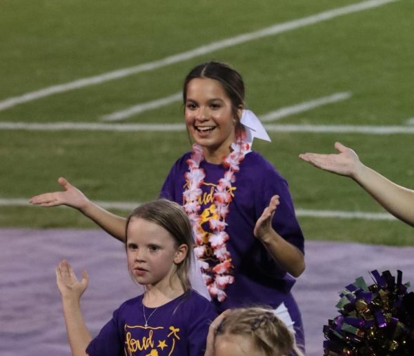 Freshman Rhianna Chavez cheers with the elementary students. 