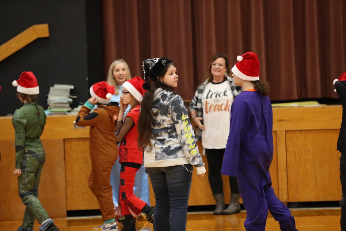 Sophomore Isabella Yarberry guides students to their seats.